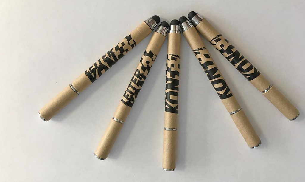 Nachhaltige Kugelschreiber aus Karton mit Touchpen bedruckt mit Logo