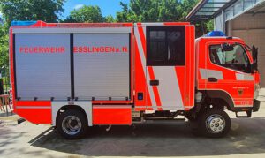Einsatzfahrzeug der Berufsfeuerwehr Esslingen mit Tagesleuchtfolie foliert Flächen
