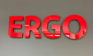 Ergo Versicherungen 3D-Buchstaben in rot glanz