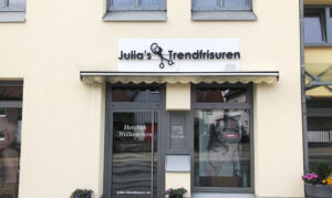 Julias Trendfrisuren Leuchtreklame Logo