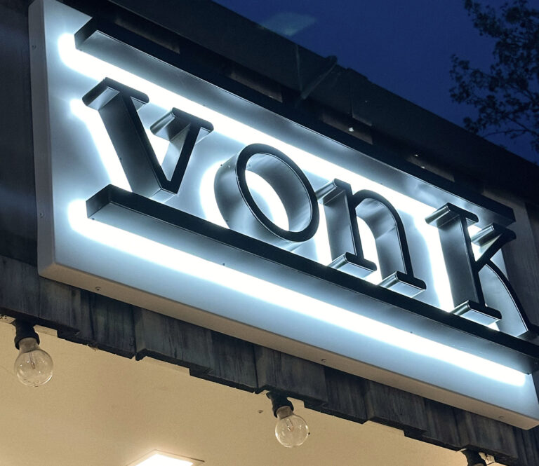 Leuchtende Vonk Buchstaben. Geschäftsschild.