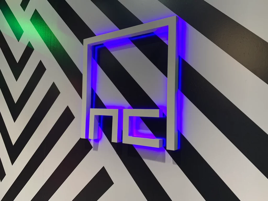 Neckar Center Logo, Leuchtbuchstaben. Leuchtreklame mit blauem Licht.
