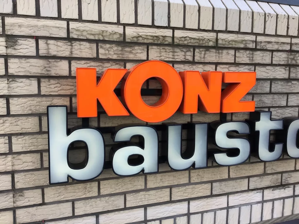 Leuchtreklame Konz baustoffe an Fassade. Baustoffe Konz.