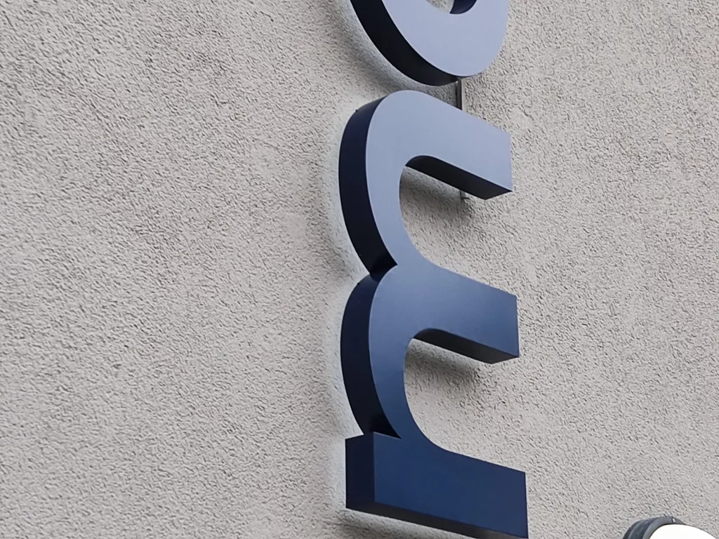 Leuchtbuchstaben an Fassade. Rückleuchter, Leuchtreklame.