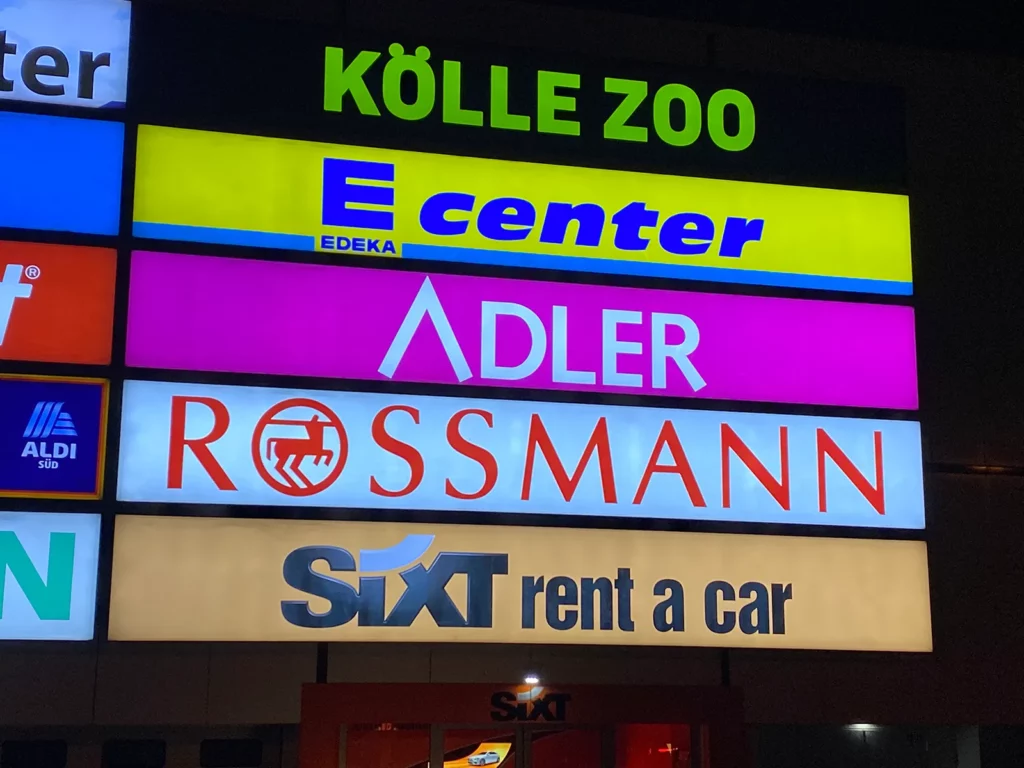 Neckar Center Leuchtreklame: Edeka, Adler, Rossmann, Sixt.