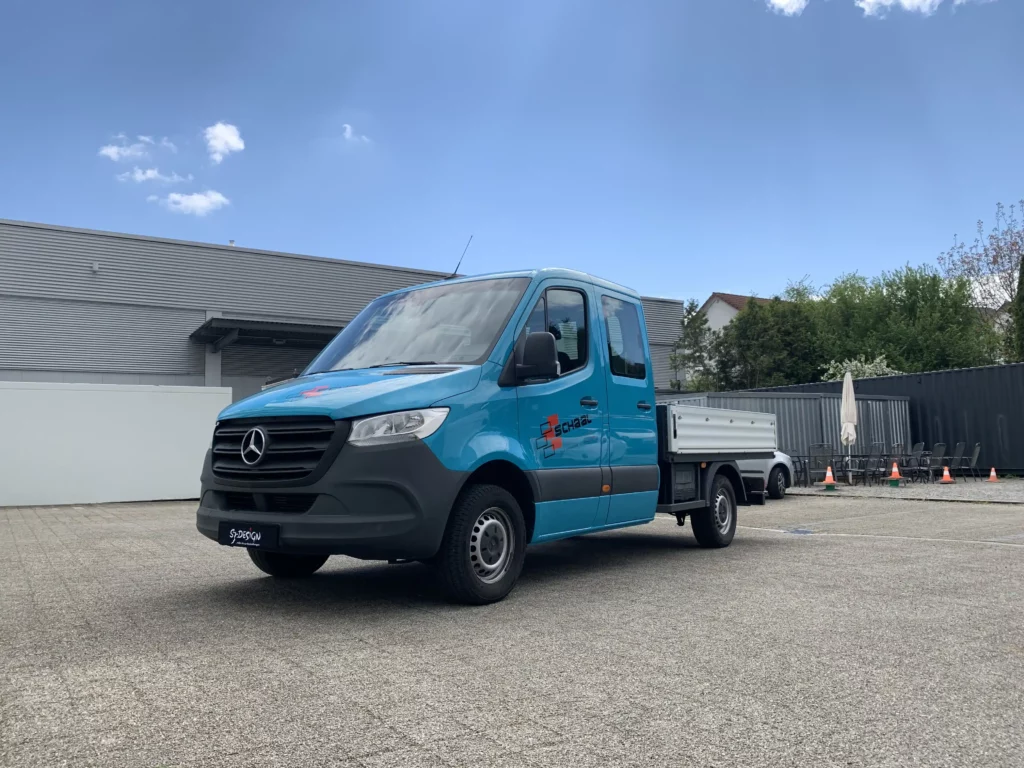 Eine Pritschenwagen von Schaal Bauunternehmen, dessen Führerhaus vollfoliert wurde. Eine Fahrzeugfolierung, die auffällt.