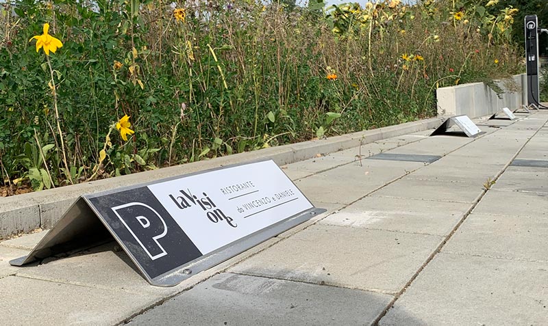 Werbeschilder: Leitsystem und Wegweiser 5 Parkplatzschild La Visione: Leitsystem zum Restaurant. Wegweiser zum Parken.