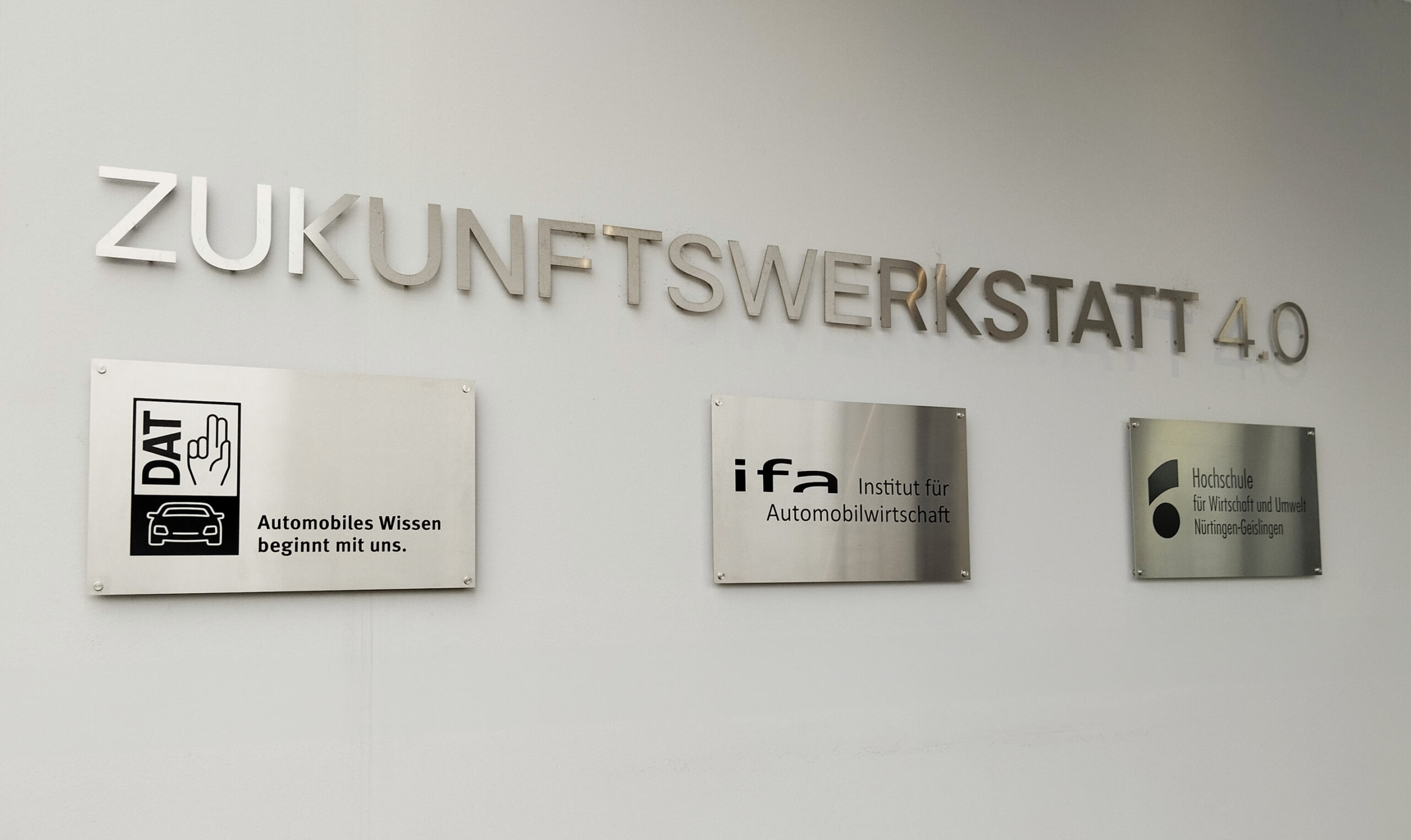 Werbeschilder: Leitsystem und Wegweiser 2 Schilder für Zukunftswerkstatt 4.0: DAT, ifa, Hochschule. Leitsystem und Wegweiser Edelstahl.