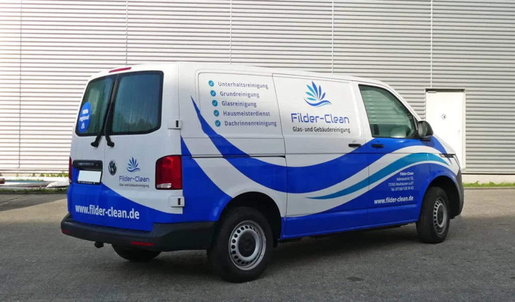 Weißer VW Transporter mit blauer Firmenbeschriftung Filder-Clean und Leistungsübersicht