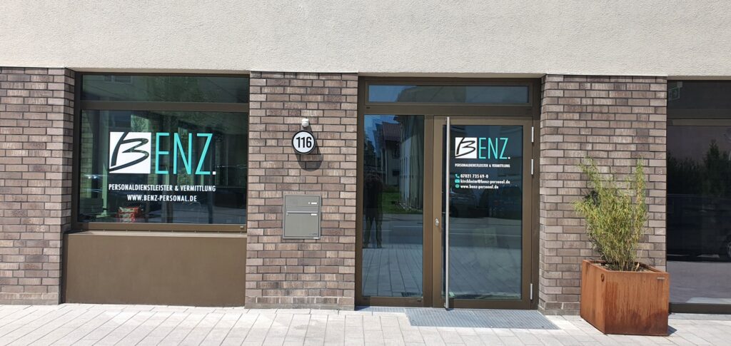 Schaufenster und Eingangstür eines Gebäudes mit der Fensterbeschriftung BENZ in Kirchheim