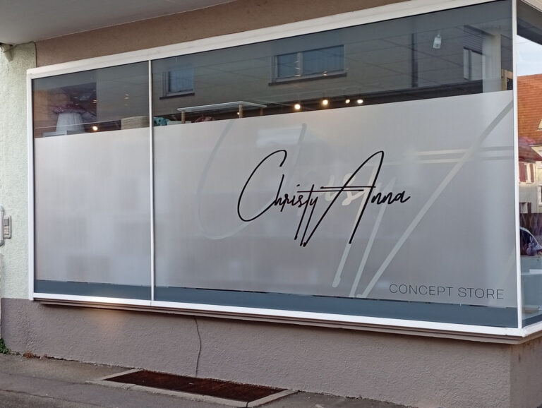 Schaufensterfront mit Milchglasfolie, darauf der Schriftzug „Christy Anna“ und „CONCEPT STORE“.